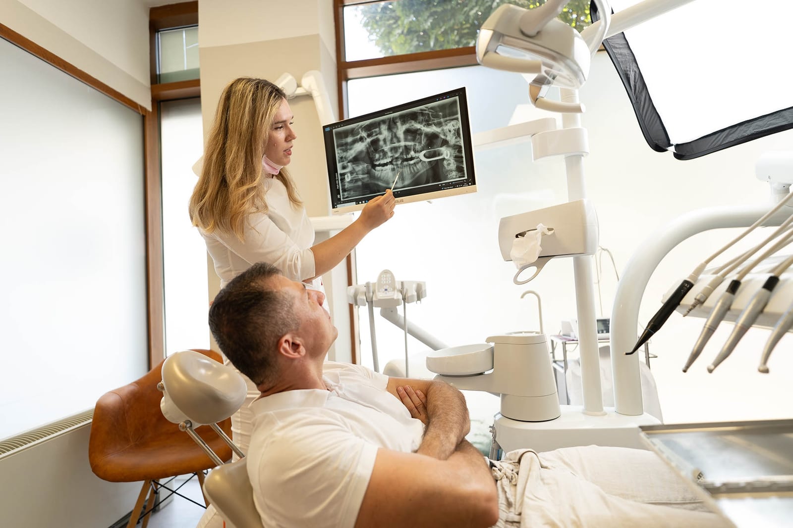 Stomatologinja pokazuje pacijentu RTG snimku u ordinaciji, Dentalni centar TreeDent